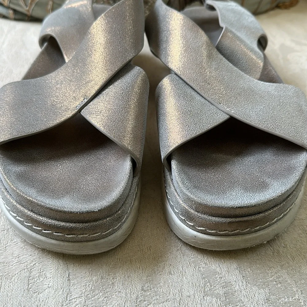 J Slides J/SLIDES‎ RESA CRISS CROSS SANDAL METALLIC BRONZE SUEDE